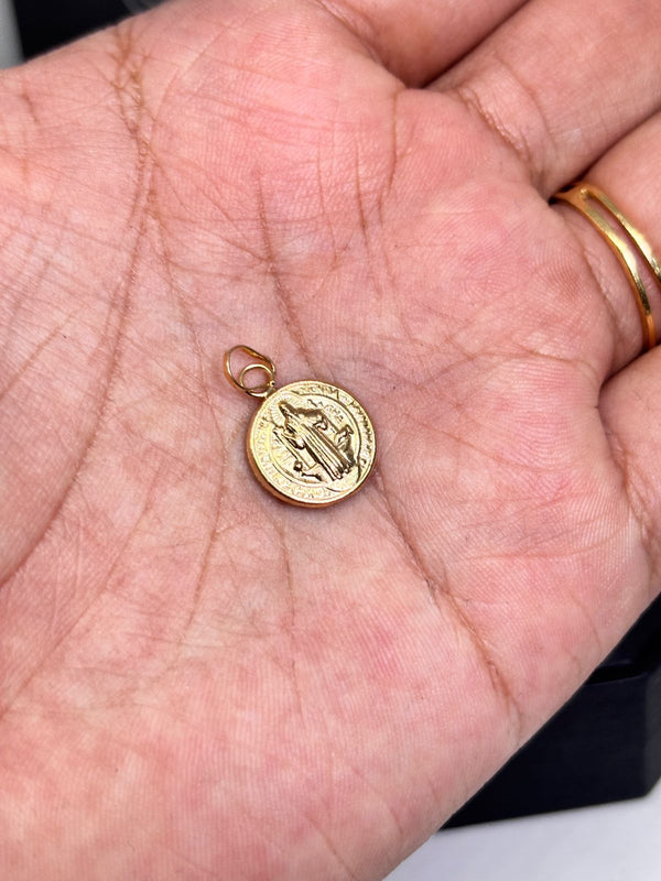 DIJE SAN BENITO 0,93D 2CM NACI ORO 18KT