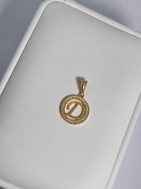 DIJE LETRA D CIRCONES 1,27GR LARGO 2,2CM ANCHO 1,5CM NACI ORO 18KT